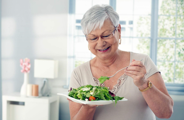 Alimentação na terceira idade: 5 cuidados essenciais que devemos tomar